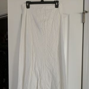 Liz Claiborne solid White linen skirt size 8.It has a pattern design